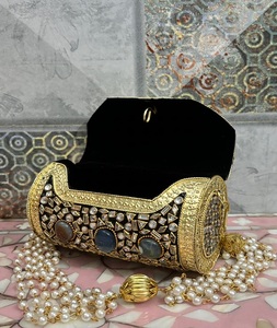 Mini bolso de mano Kundan de latón dorado para uso nocturno con diamantes y cierre de hebilla - Product Image 6