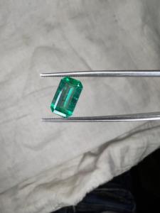 Pierre précieuse brute de 2,41 carats, taille émeraude traditionnelle, pour bijoux fins - Product Image 1