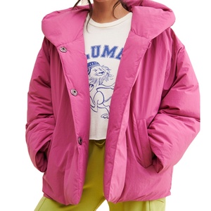 Vestes matelassées à boutons recouverts de haute qualité personnalisées OEM pour femmes Capuche réglable avec nylon respirant Prix bas Tendance - Product Image 1