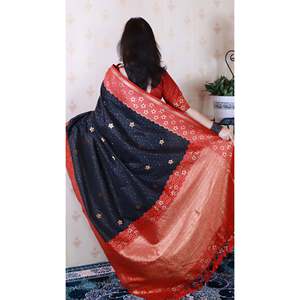 Schwarzer gewellter Banarasi-Seidensari mit einzigartigem Zari-Webdesign und weichen Damenblusen - Product Image 4