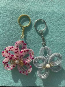 Magnifique porte-clés brodé à la main avec des motifs d'inspiration traditionnelle et de détails décoratifs raffinés - Product Image 6