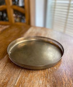 Plateau de service traditionnel en laiton avec des sculptures complexes, idéal pour les rituels de pooja, les restaurants et les intérieurs à thème historique. - Product Image 5