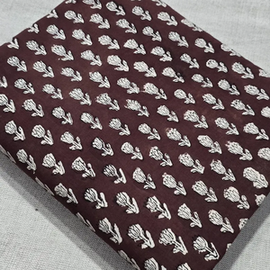 ผ้าฝ้ายพิมพ์ลายด้วยมือ สีแดงเลือดหมูพื้นสีเขียวลายบูติ ผ้าฝ้ายอินเดียทำมือเนื้อนุ่ม วัสดุสำหรับตัดเย็บชุด ผ้าสำหรับงานฝีมือ - Product Image 1