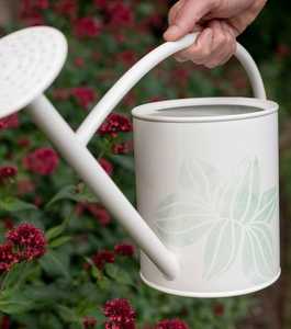 Arrosoir en métal blanc avec motif de feuilles, finition durable pour le jardinage - Product Image 1