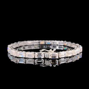 Bracelet tennis en or blanc 14 carats, tendance et élégant, avec diamants de laboratoire taille émeraude, clarté VS1, couleur F, idéal pour les mariages et les fêtes - Product Image 3