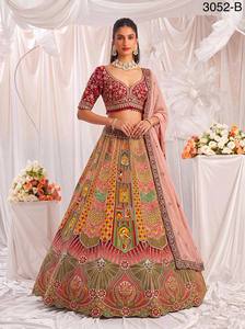 Rivaayat House presenta un lehenga choli clásico de estilo imperial, largo hasta el suelo, con flores bordadas, lazo y botones, con un trabajo elaborado de diseño. - Product Image 5