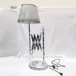 Lampe de table en aluminium artisanale très prisée avec abat-jour en tissu, idéale pour chambre, canapé, ou comme lampe de chevet pour mariage - Product Image 5