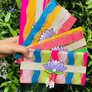 Clutch tipo sobre exquisitamente elaborado a mano, una pieza llamativa para ocasiones festivas, bodas o celebraciones culturales. - Product Image 1