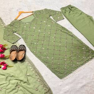 Conjunto de Pantalón y Top VASTRA COTTAGE en Faux Georgette con Bordado de Lentejuelas Hecho a Mano, Mangas de Encaje Moti y Forro Interior Micro - Product Image 4