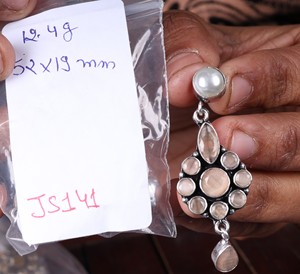 Boucles d'oreilles pendantes en argent oxydé avec perles, fleurs en laiton, onyx tendance, bijoux pour femmes, vente en gros, fournisseur en vrac - Product Image 3