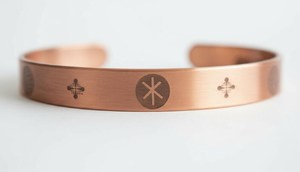 Brazalete de Cobre Puro Hecho a Mano con Grabado, Joyería de Cobre Sólido con Símbolo Rúnico Curativo para Hombres y Mujeres, Diseño Simple OEM - Product Image 5