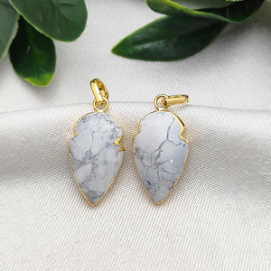 Colgante de Punta de Flecha de Howlite Natural, Chapado en Oro sobre Plata 925, Amuleto Personalizado para Fabricación de Joyas, Collares y Uso en Fiestas - Product Image 1