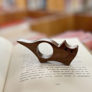 Soporte de madera contemporáneo para libros, para una lectura moderna que mejora la comodidad con su forma ergonómica. - Product Image 6