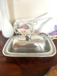 Mantequillera vintage de metal plateado con borde de cuentas - Product Image 5