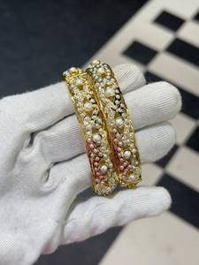 Bracelets traditionnels indiens en laiton imitation perle Jadau pour mariage |   Bijoux ethniques tendance pour femmes, de créateurs, pour mariages - Product Image 4