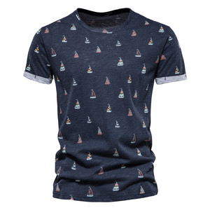 Camiseta Casual de Manga Corta con Cuello Redondo y Estampado de Veleros Azul Marino para Hombre, Corte Regular, Tejido de Punto de Algodón - Product Image 1