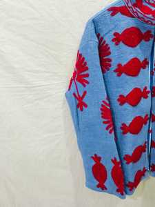 Chaqueta de Punto Azul para Mujer con Bordado Rojo, Cuello Alto, Manga Larga, Abrigo de Invierno con Diseño Bordado a Mano - Product Image 2