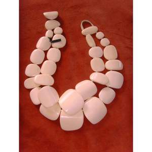 Collier pour femme fait main en résine et bois avec cristal, accessoire de mode, bijoux - Product Image 1