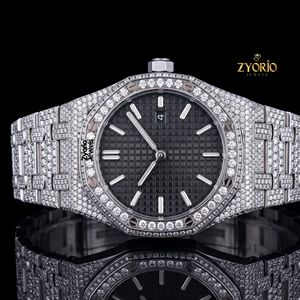 Reloj de Lujo con Movimiento de Cuarzo y Moissanita, Esfera Negra Texturizada, Brazalete de Acero Inoxidable en Tono Plateado, para Hombre, con Caja - Product Image 5
