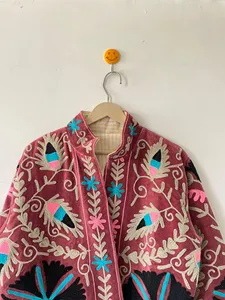 Chaqueta Suzani de Terciopelo Rosa Bordada a Mano para Mujer, Cuello Alto, Patrón Floral Geométrico, Estilo Bohemio, Manga Larga, Ropa de Abrigo para Otoño - Product Image 2