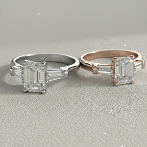 Anillo de Compromiso con Tres Diamantes Cultivados en Laboratorio con Corte Esmeralda, Piedras Laterales en Forma de Baguette, Oro de 14K, Fabricante de Anillos de Novia - Product Image 4