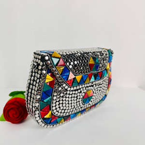 Pochette de soirée pour femme en métal argenté plaqué or antique moderne, perles de designer, sculpture polie - Product Image 3