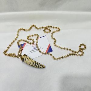 Pendentif artisanal en bois naturel et os – Bijou fantaisie bohème à motif organique unique, médaillon en forme de U, artisanat de luxe - Product Image 5