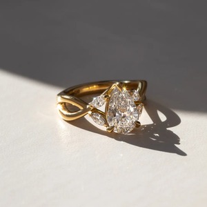 Anillo de compromiso de oro amarillo de 14 quilates con diamante cultivado en laboratorio de corte pera de 1.25 quilates y diseño infinito - Product Image 4