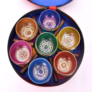 Juego de cuencos tibetanos de siete chakras de colores, con cojines y palillos de percusión, disponible a precios de mayorista. - Product Image 1