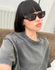 Camiseta Corta Casual de Verano para Mujer con Cuello Redondo, Manga Raglán, Ribete en Contraste y Detalles Metálicos en el Bajo y Mangas - Product Image 6