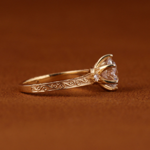 แหวนหมั้นเพชรทรงกลมวินเทจ เพชรเลี้ยงในห้องปฏิบัติการ ทองคำแท้ 14K ดีไซน์ลายดอกไม้ แหวนสัญญาสำหรับผู้หญิง รับรองโดย IGI - Product Image 2