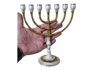 Nouvelle Arrivée : Ménorah Moderne en Aluminium, Conçue pour la Célébration de Hanouka, le Culte Religieux et la Décoration Saisonnière Élégante pour la Maison - Product Image 1