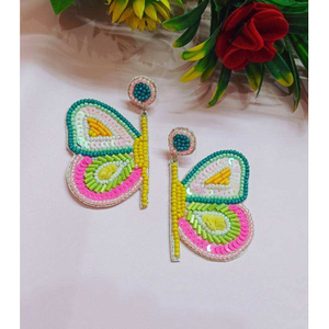 Boucles d'oreilles classiques brodées de perles de rocaille motif papillon, faites à la main en coton léger, en forme de cœur, couleurs personnalisées - Product Image 2