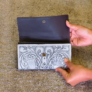 Pochette portefeuille en cuir véritable pleine fleur argenté, gravée à la main avec motifs floraux, pour femme, avec fermeture à bouton - Product Image 2
