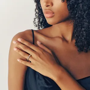 Bague d'éternité Quenara en diamant émeraude cultivé en laboratoire, certifiée IGI - Product Image 4