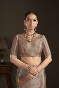 Sari de luxe prêt-à-porter avec chemisier cousu, en crêpe de soie à imprimé numérique floral, sari indien en gros en ligne - Product Image 4