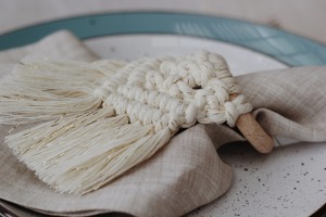 Elegante anillo para servilletas de macramé blanco, ideal para cafeterías, restaurantes y arreglos de mesa modernos, tejido a mano en India. - Product Image 2