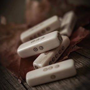 Dés à quatre faces en os naturel, répliques médiévales faites à la main, dés de jeu viking, fournisseur en gros OEM ODM - Product Image 4