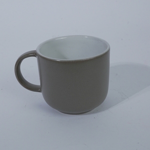 Mug à café en céramique gris uni moderne Agung Keramik, finition mate lisse, poignée, compatible lave-vaisselle et micro-ondes, usage commercial - Product Image 1