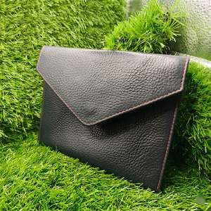 กระเป๋าสตางค์หนังวัวลายเรียบพรีเมียมสำหรับผู้ชาย ดีไซน์แบบพับสองตอนเรียบง่าย พร้อมการเย็บด้ายสีแดงที่ทนทานและกระดุมแป๊ก - Product Image 3