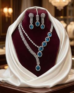 Conjunto de collar de circonita cúbica CZ de calidad premium con Maang Tikka, diseño elegante y sofisticado en plata pulida, ideal para fiestas. - Product Image 2
