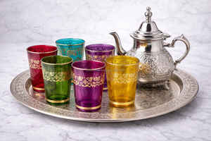 Service à thé marocain best-seller, 6 verres multicolores, un plateau, une théière, dans un coffret cadeau - Product Image 2