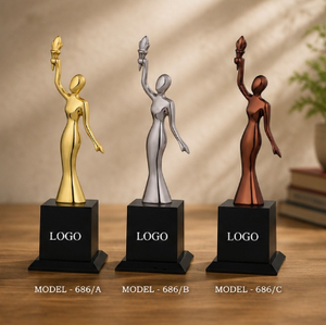 Statue de femme élégante en métal moulé sous pression pour bureau, décoration de bureau professionnelle, base en bois, récompense d'entreprise gravée au laser, finition chromée - Product Image 1