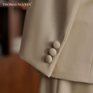 Costume 3 pièces beige sur mesure pour femme - Veste et pantalon ajustés |   Collection féminine |   Vietnam - Product Image 4