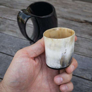 Tasse en corne de buffle artisanale de haute qualité, durable et moderne, couleur naturelle et surface brillante, portable pour boire du hydromel - Product Image 3