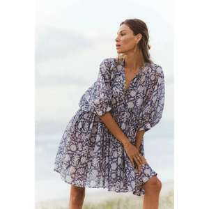 Robe midi confortable faite à la main de style plage naturel moderne, design Signature Kyra, en bleu indigo foncé avec manches classiques - Product Image 5