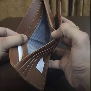 Portefeuille homme en cuir véritable de qualité supérieure, fin et élégant, avec poche à monnaie, fenêtre pour carte d'identité et plusieurs emplacements pour cartes, durable et au look authentique. - Product Image 5