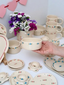 Bol en céramique avec motif floral bleu sous finition émaillée, compatible lave-vaisselle, pour servir les aliments à la maison - Product Image 3
