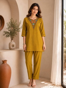 Ensemble pantalon et kurti en rayonne moutarde pour femme avec broderies, style décontracté, coupe ample, longueur cheville, style indien pakistanais - Product Image 1