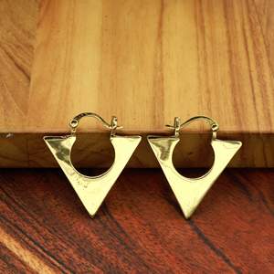 Boucles d'oreilles créoles triangulaires plaquées or, forme V inversée géométrique, style Heggie, bijoux tribaux vintage pour femmes - Product Image 1